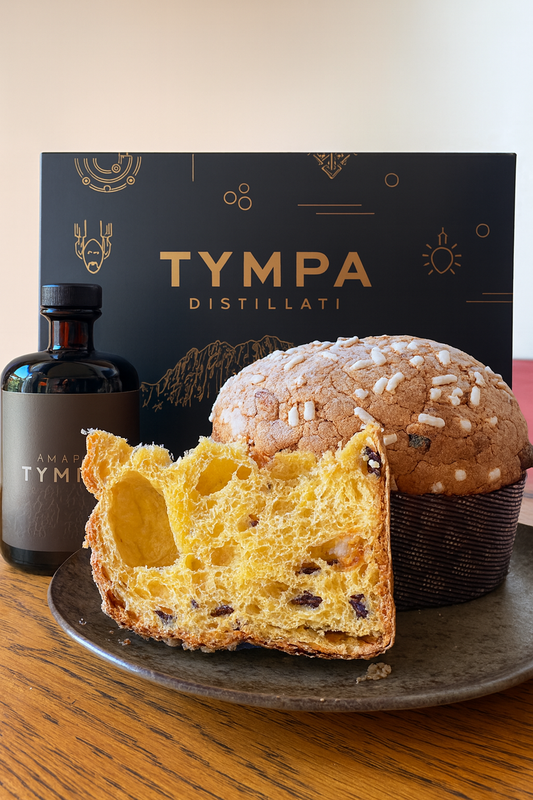 Box con panettone mandorlato arancia con goccie di cioccolato e amaro Tympa.